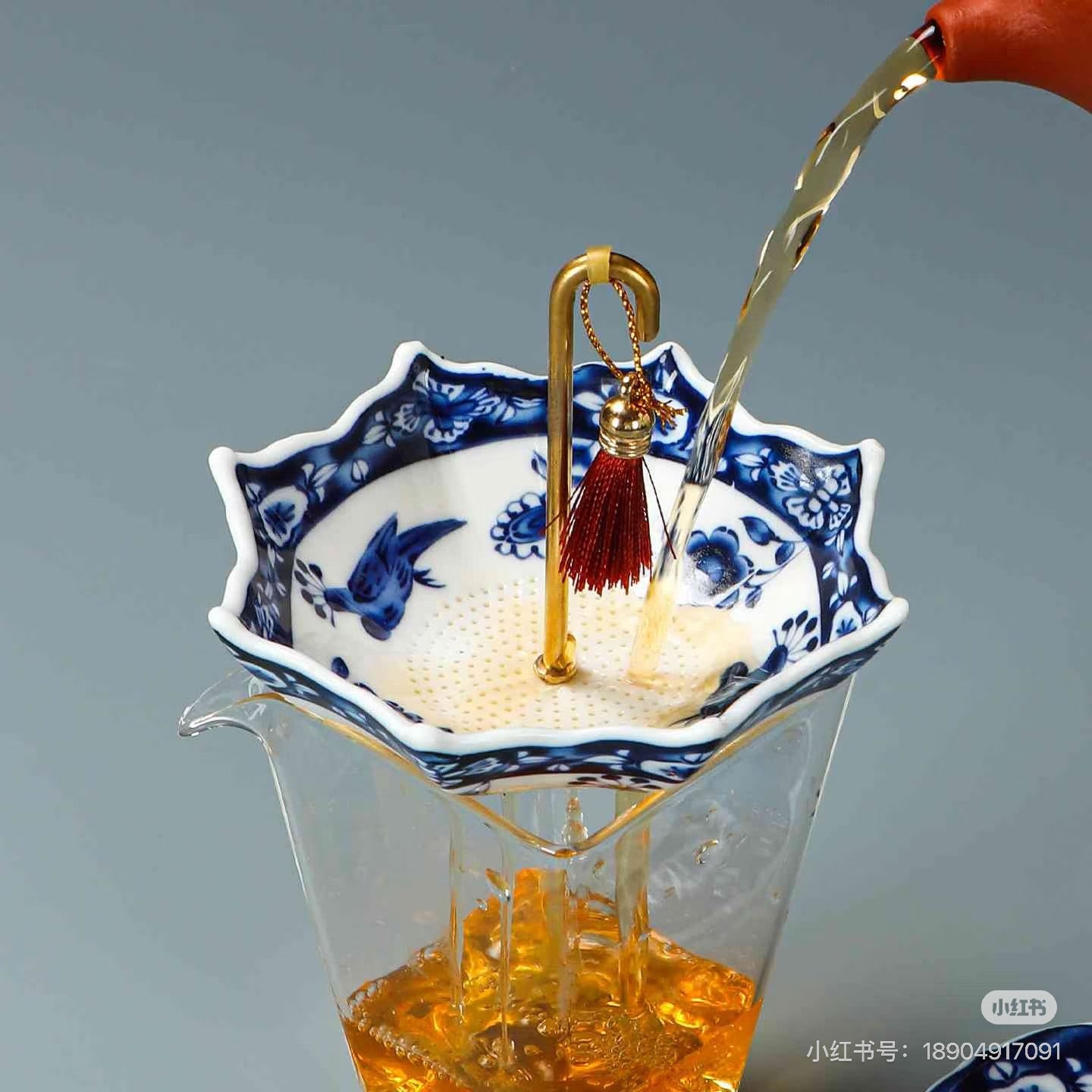 Classic Bohemian Blue-and-White Porcelain Peony Flower Umbrella Tea Infuser Set - Vintage Floral Ceramic Loose Leaf Strainer with Tassel & Saucer, Teacup Strainers & Filters, Rustic Kitchen Table Decor for Tea Lovers
