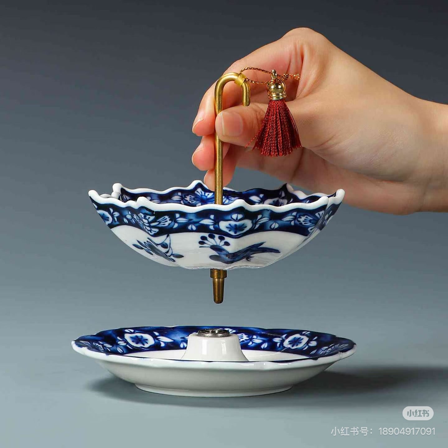 Classic Bohemian Blue-and-White Porcelain Peony Flower Umbrella Tea Infuser Set - Vintage Floral Ceramic Loose Leaf Strainer with Tassel & Saucer, Teacup Strainers & Filters, Rustic Kitchen Table Decor for Tea Lovers