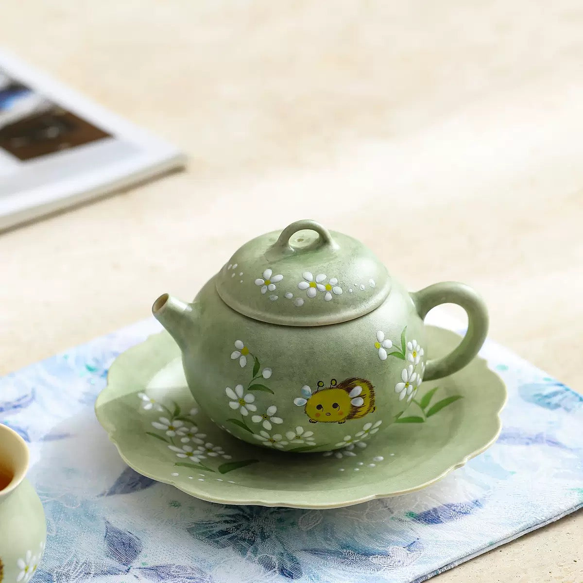 Green Porcelain "Bee Dance" Tea Set – Neo-Chinese Style 1-Teapot 2-Cup Set, Light Luxury Home Teaware for Solo or Shared Brewing