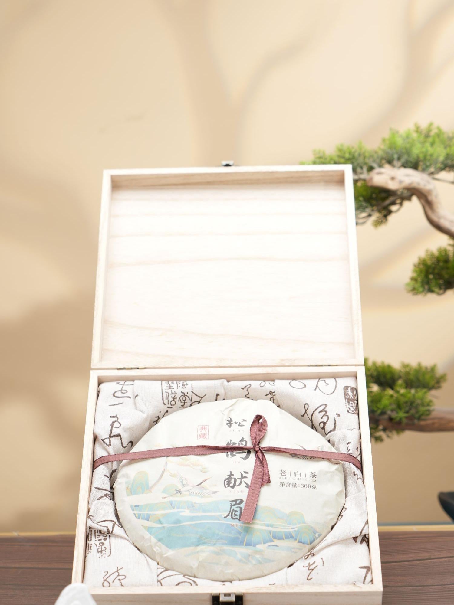Song He Xian Mei 2022 Aged White Tea Cake Gift Set 300g First Grade Shou Mei Fuding Ningde Fujian China with Wooden Case & Tote Bag
